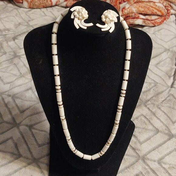 Vintage white beaded and clip earrings set - Picture 1 of 5